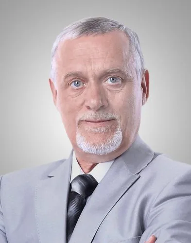 Doświadczony ekspert SoftwareStudio w eleganckim garniturze, reprezentujący profesjonalne usługi wdrożeniowe oprogramowania biznesowego.